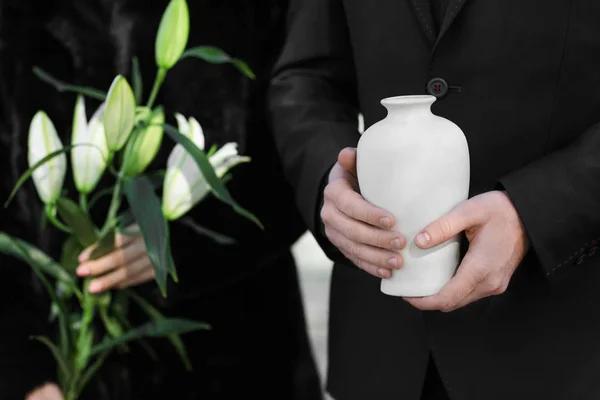 Comment s’assurer que l’urne funéraire est conforme aux normes et aux réglementations en vigueur ?
