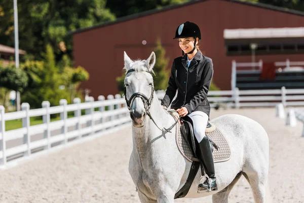 Les étapes essentielles pour débuter en équitation et vivre une expérience inoubliable