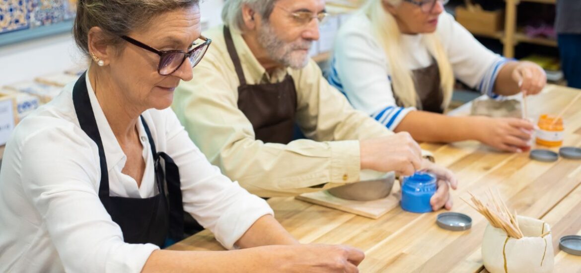 Des loisirs créatifs pour stimuler votre esprit à la retraite