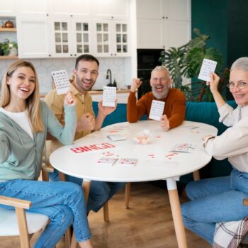 5 jeux de société qui favorisent la socialisation chez les retraités