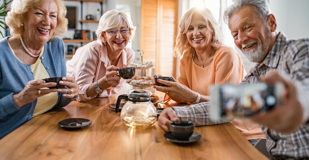 Rester connecté socialement pour éviter l'isolement