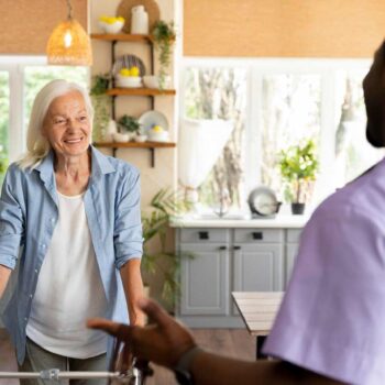Les programmes d'accompagnement à domicile pour l’indépendance des personnes âgées