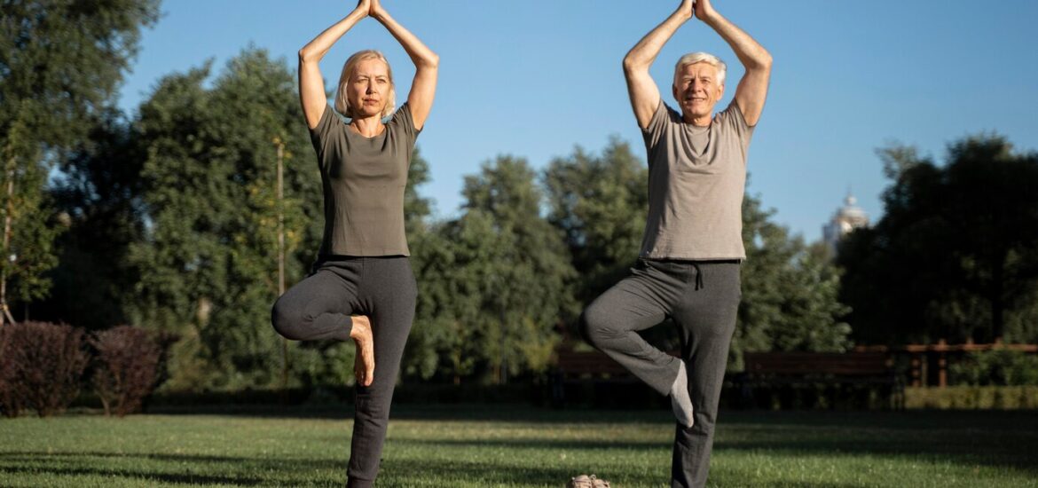 8 erreurs à éviter en yoga pour les seniors