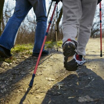 Comment choisir des chaussures adaptées pour la marche des seniors ?