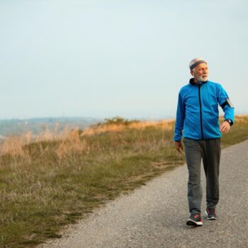 Les bienfaits de la marche sur la santé physique et mentale des seniors